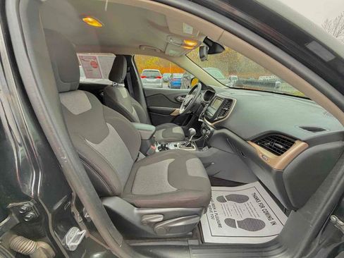 Used 2018 Jeep Cherokee Latitude w/ Safety Group image 13