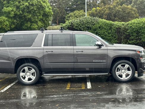 Used 2018 Chevrolet Suburban Premier image 3