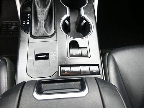 Used 2022 Toyota Highlander XLE image 9