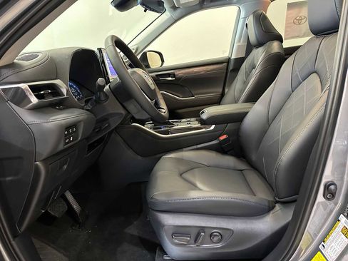 New 2026 Toyota Highlander Platinum image 20