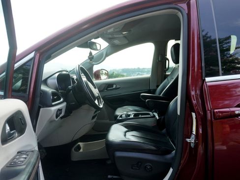 Used 2020 Chrysler Pacifica Touring-L image 11