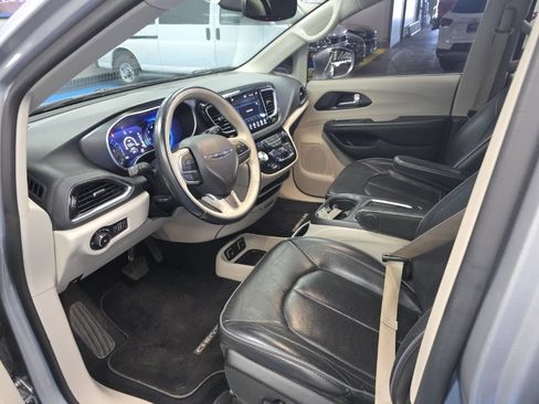 Used 2020 Chrysler Pacifica Limited FWD image 23