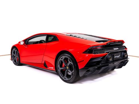 Used 2021 Lamborghini Huracan EVO RWD image 3