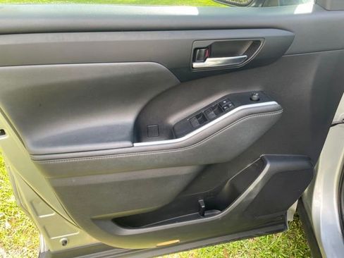 Used 2021 Toyota Highlander XLE FWD image 10