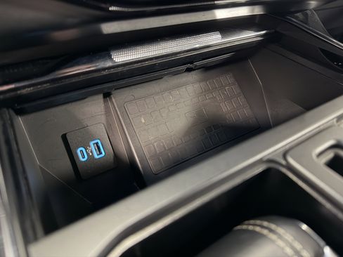 Used 2022 Ford F150 Lightning Platinum image 17