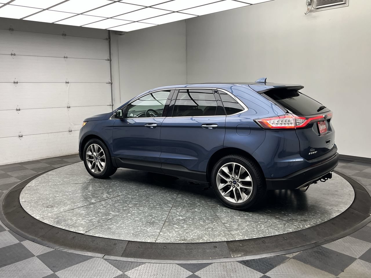 Used 2018 Ford Edge Titanium w/ Equipment Group 302A AWD/4WD image 2