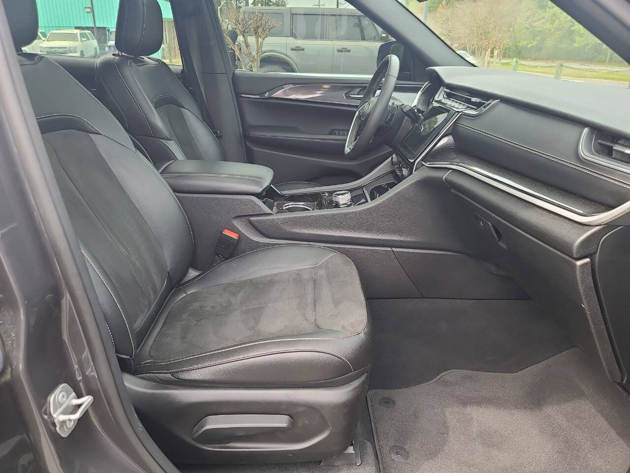 Used 2023 Jeep Grand Cherokee L Laredo RWD image 43