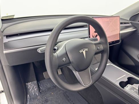 Used 2021 Tesla Model Y Long Range image 14