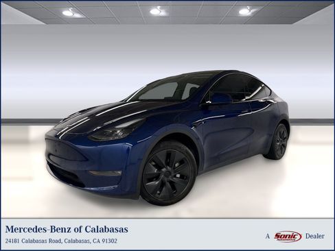Used 2024 Tesla Model Y Long Range AWD/4WD image 1
