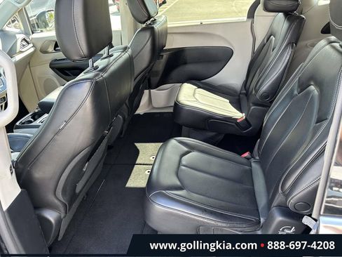 Used 2023 Chrysler Pacifica Touring-L FWD image 10