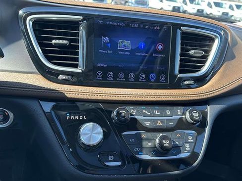 Used 2017 Chrysler Pacifica Limited image 19