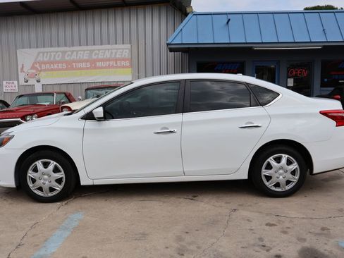 Used 2017 Nissan Sentra SV w/ Driver's Assist Package FWD image 4