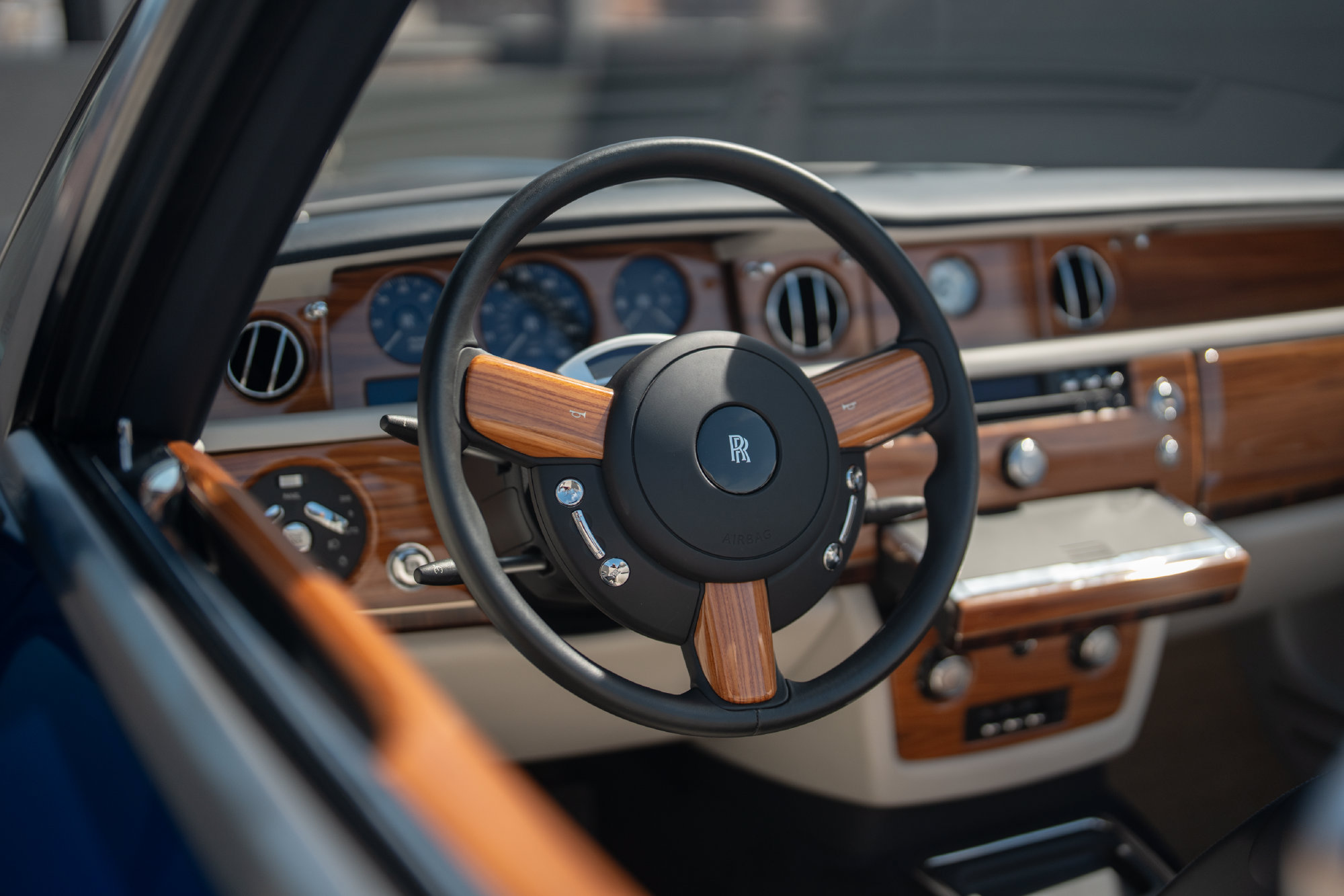 Used 2011 Rolls-Royce Phantom Drophead Coupe RWD image 33