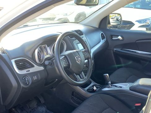 Used 2020 Dodge Journey SE image 2