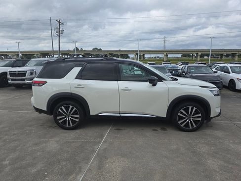 Used 2023 Nissan Pathfinder Platinum w/ Cargo Package FWD image 6