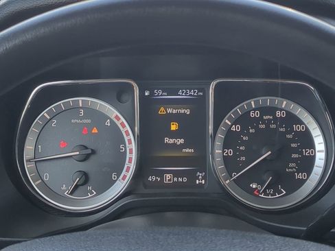 Used 2017 Nissan Titan SV image 24