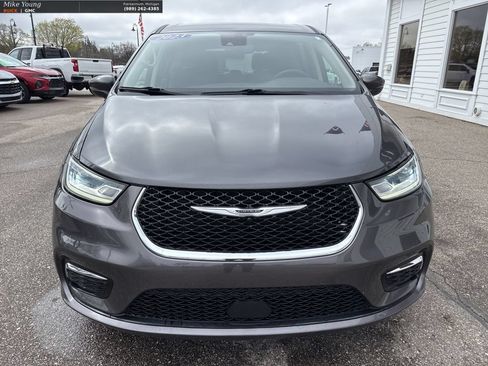 Used 2023 Chrysler Pacifica Touring-L FWD image 2