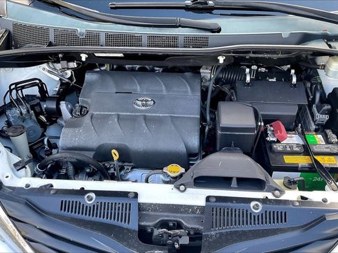 Used 2013 Toyota Sienna LE image 29