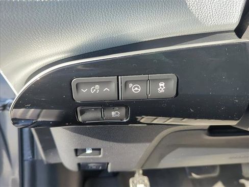 Used 2021 Toyota Prius XLE image 10