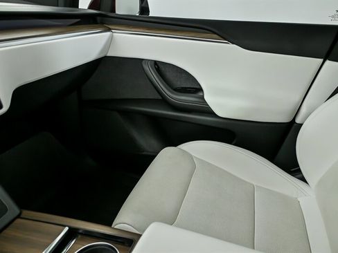 Used 2022 Tesla Model X image 40