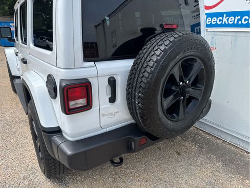 Used 2021 Jeep Wrangler Unlimited Sahara AWD/4WD image 17