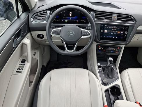 Used 2022 Volkswagen Tiguan SE AWD/4WD image 11