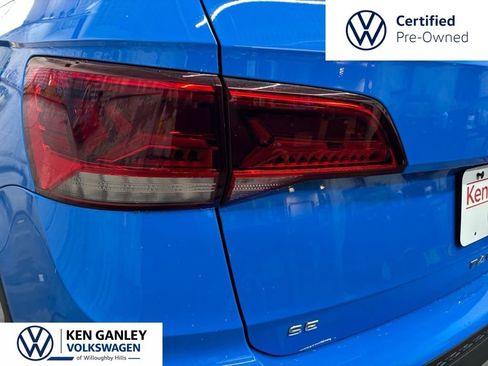 Used 2022 Volkswagen Taos SE w/ Panoramic Sunroof Package AWD/4WD image 6