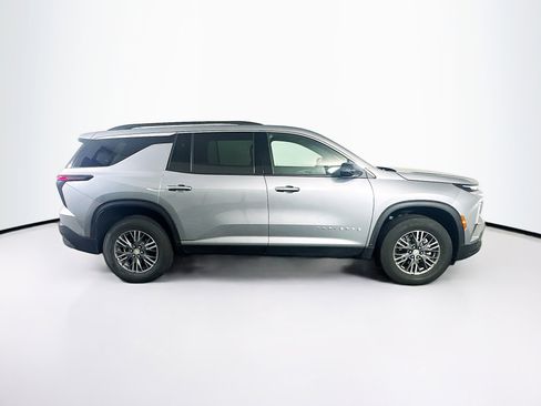 Used 2025 Chevrolet Traverse LT image 10