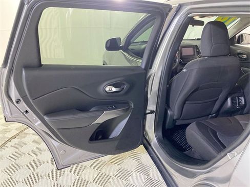 Used 2019 Jeep Cherokee Latitude w/ Cold Weather Group image 29