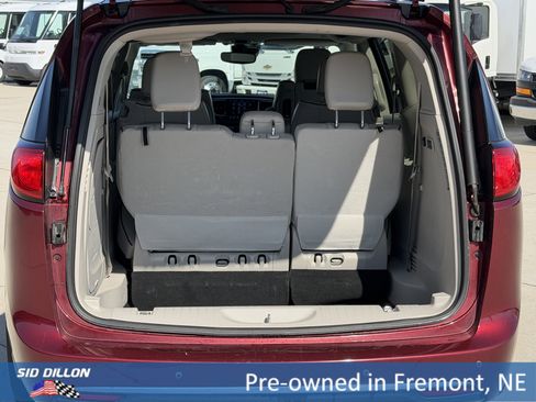 Used 2019 Chrysler Pacifica Limited w/ Tire & Wheel Group FWD image 5