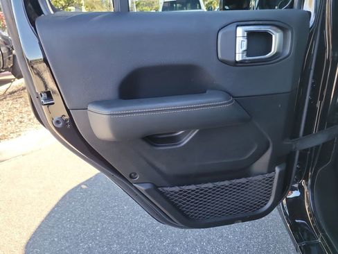 Used 2024 Jeep Gladiator Sport w/ Premium Package image 9