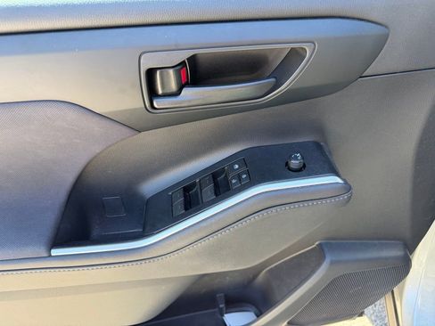 Used 2020 Toyota Highlander LE image 22