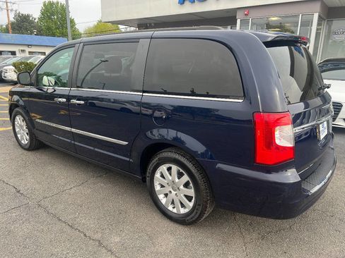 Used 2015 Chrysler Town & Country Touring w/ Driver Convenience Group FWD image 12