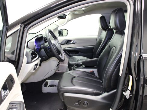 Used 2024 Chrysler Pacifica Touring-L FWD image 18