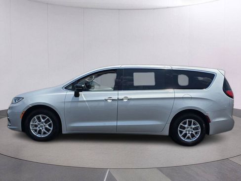 Used 2024 Chrysler Pacifica Touring-L FWD image 8