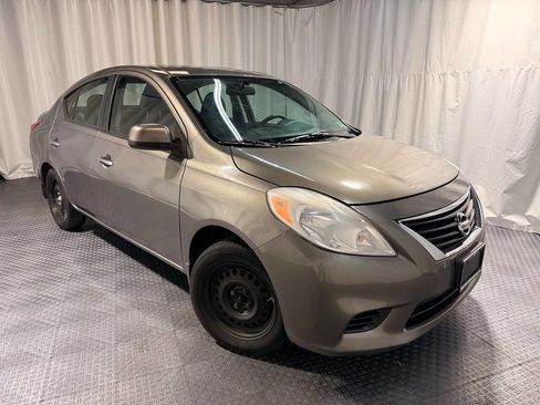 Used 2012 Nissan Versa SV image 1