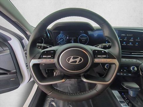 Certified 2025 Hyundai Elantra Limited FWD image 30