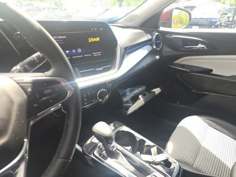 Used 2025 Chevrolet Trax LT w/ LT Convenience Package FWD image 22