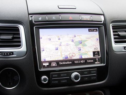 Used 2016 Volkswagen Touareg TDI image 32