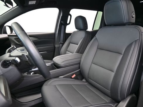 Used 2025 Chevrolet Traverse LT image 10