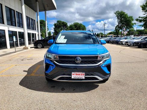 Used 2023 Volkswagen Taos SE w/ Panoramic Sunroof Package AWD/4WD image 2