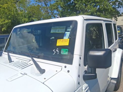 Used 2015 Jeep Wrangler Unlimited Sahara w/ Connectivity Group AWD/4WD image 10