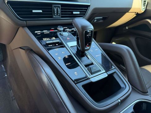 Used 2023 Porsche Cayenne Platinum Edition image 32