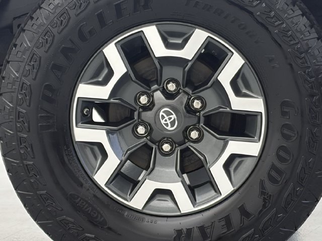Used 2017 Toyota Tacoma TRD Off-Road w/ Tow Package (A/T) AWD/4WD image 9