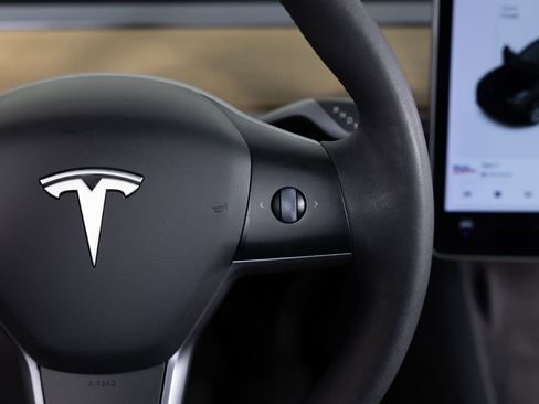 Used 2021 Tesla Model Y Long Range image 33