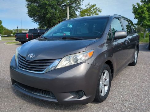 Used 2017 Toyota Sienna LE FWD image 2