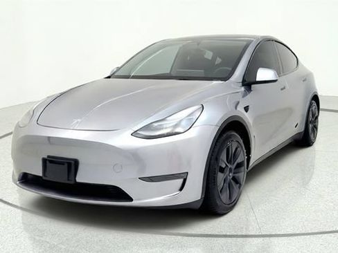 Used 2025 Tesla Model Y Long Range RWD image 3