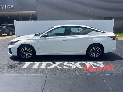 Used 2025 Nissan Altima 2.5 SV FWD image 2