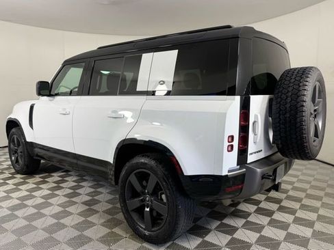 Used 2024 Land Rover Defender 110 X-Dynamic SE image 4