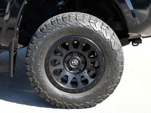 Used 2017 Toyota Tacoma SR5 w/ Tow Package RWD image 9